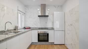 Frigorifero, microonde, forno, piano cottura