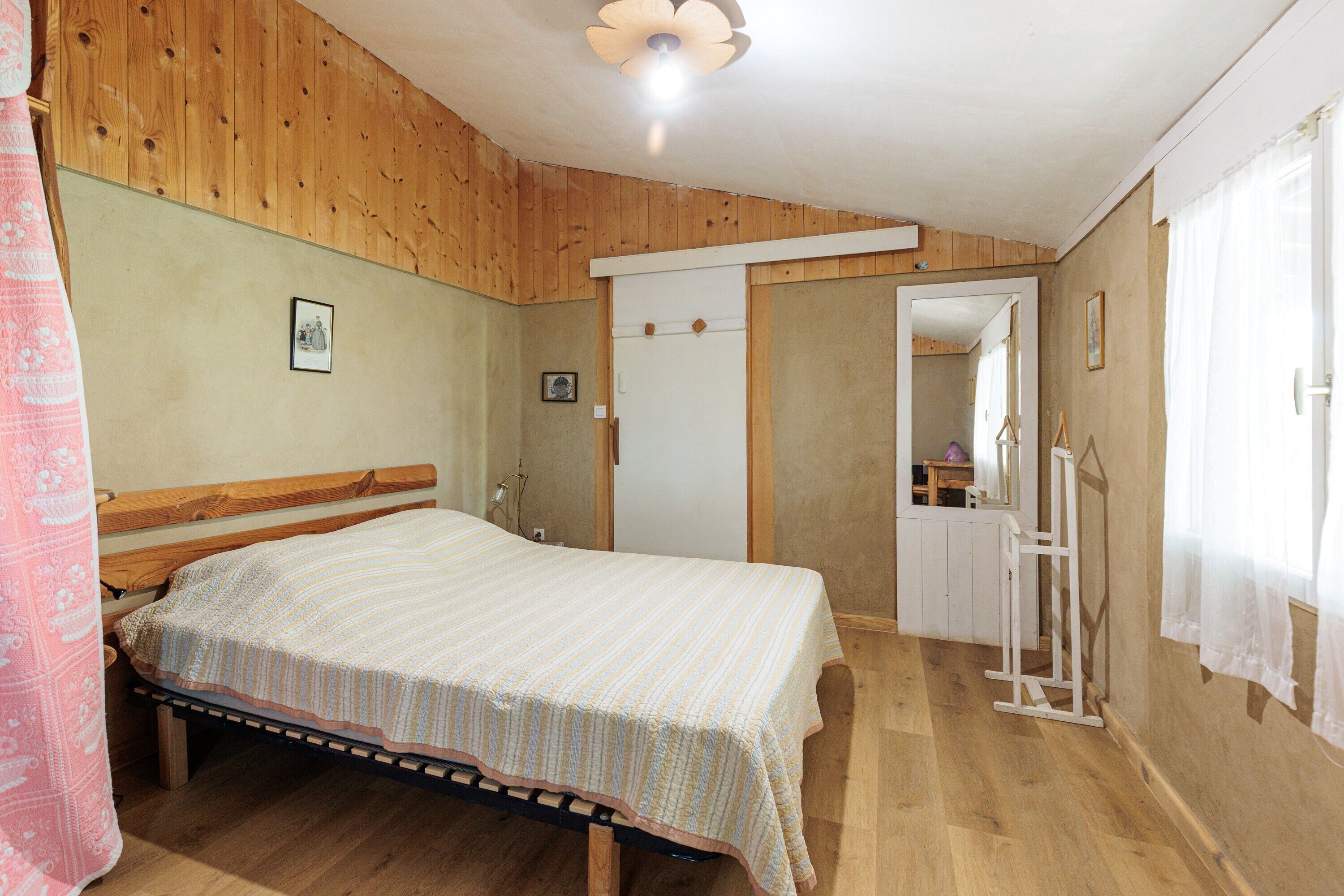 1 habitación, tabla de planchar con plancha y ropa de cama 