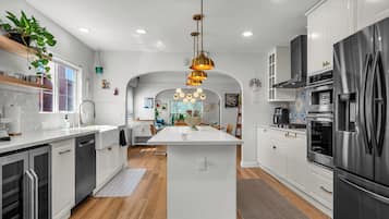 Kylskåp, mikrovågsugn, ugn och spishäll