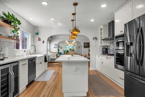 Fridge, microwave, oven, stovetop - Tranquil & Light-Filled 3BR Retreat in El Sereno (Los Angeles)