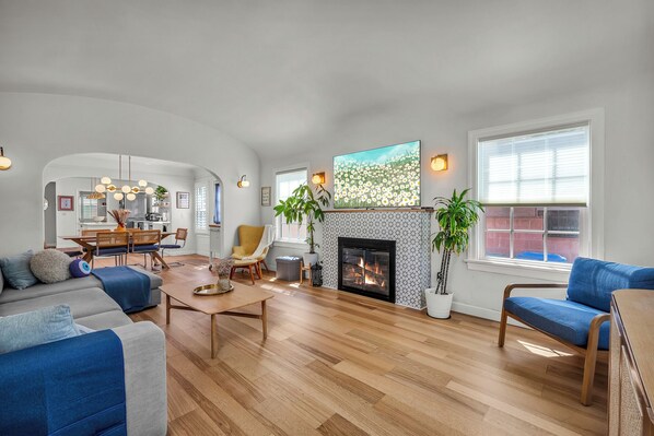 TV - Tranquil & Light-Filled 3BR Retreat in El Sereno (Los Angeles)