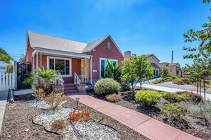 Exterior - Tranquil & Light-Filled 3BR Retreat in El Sereno (Los Angeles)