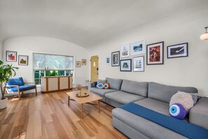 TV - Tranquil & Light-Filled 3BR Retreat in El Sereno (Los Angeles)