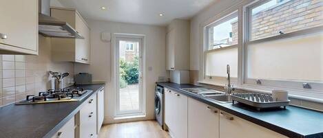 Fridge, oven, stovetop, dishwasher