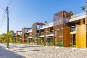 Un bâtiment moderne doté de nombreux balcons et d’une façade en bois.