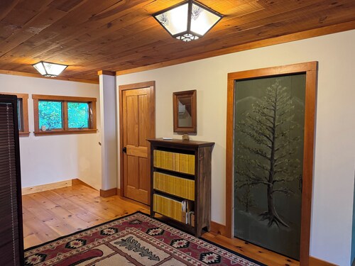 Studio Apartment in Heart of High Peaks - Perfect Basecamp for Hikers!