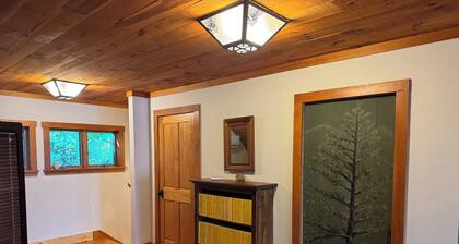 Studio Apartment in Heart of High Peaks - Perfect Basecamp for Hikers!