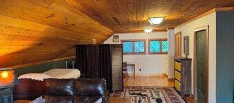 Studio Apartment in Heart of High Peaks - Perfect Basecamp for Hikers!