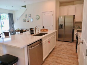 冷蔵庫、電子レンジ、オーブン、コンロ