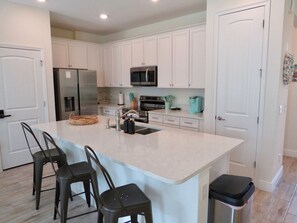 冷蔵庫、電子レンジ、オーブン、コンロ