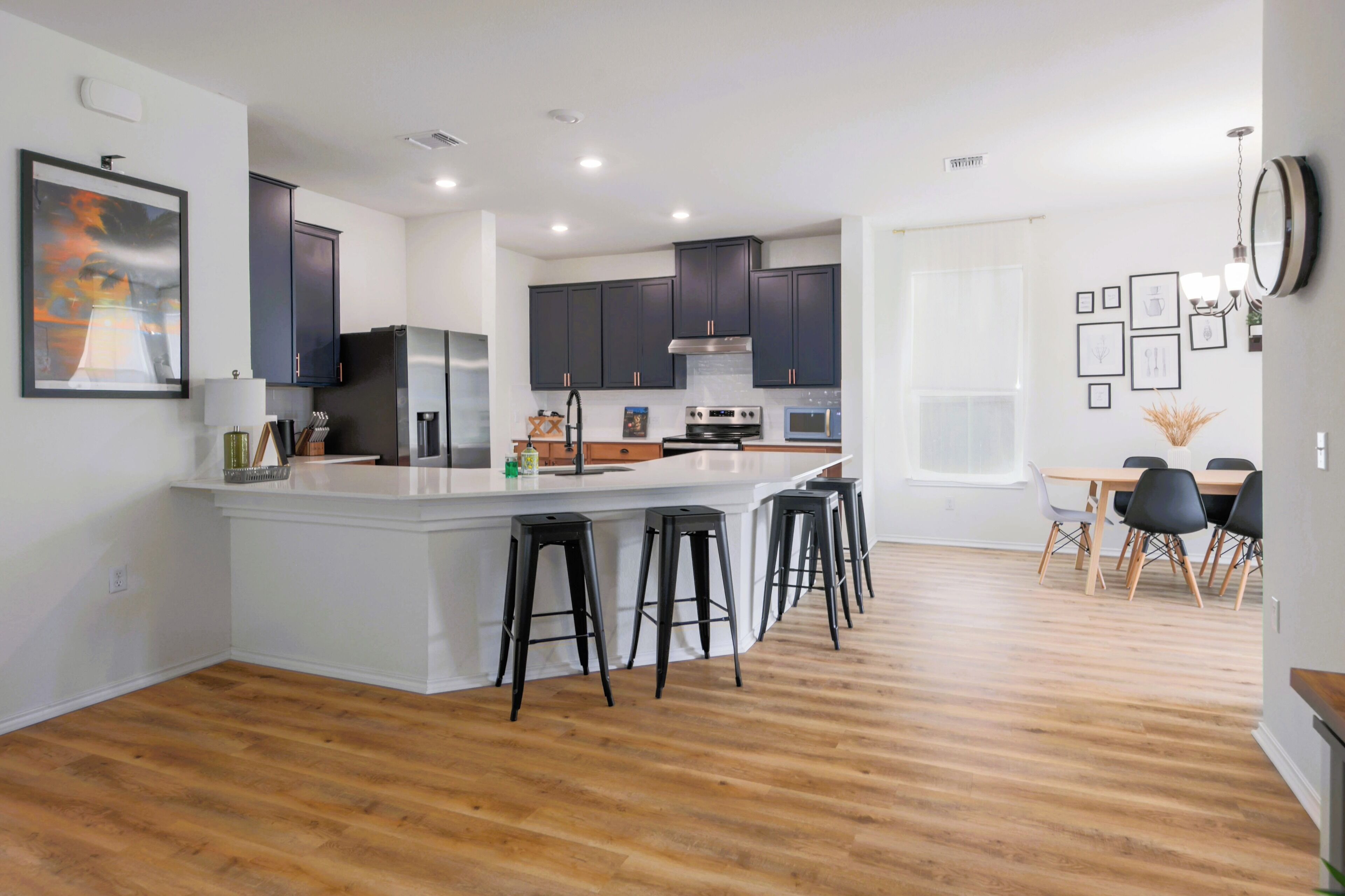 Jääkaappi, mikroaaltouuni, uuni, liesi