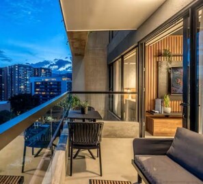 Outdoor dining - City Lights in El Poblado 2 bedrooms, 2 Bathrooms, 2 Air Conditioners,2 Safes (Medellín)