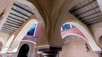 Un intérieur caractérisé par des plafonds en forme d’arc et des murs en briques.