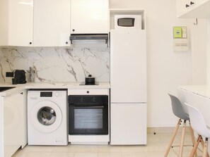 Réfrigérateur, four à micro-ondes, un four, cafetière-théière