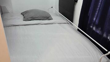 1 habitación, tabla de planchar con plancha, wifi y ropa de cama