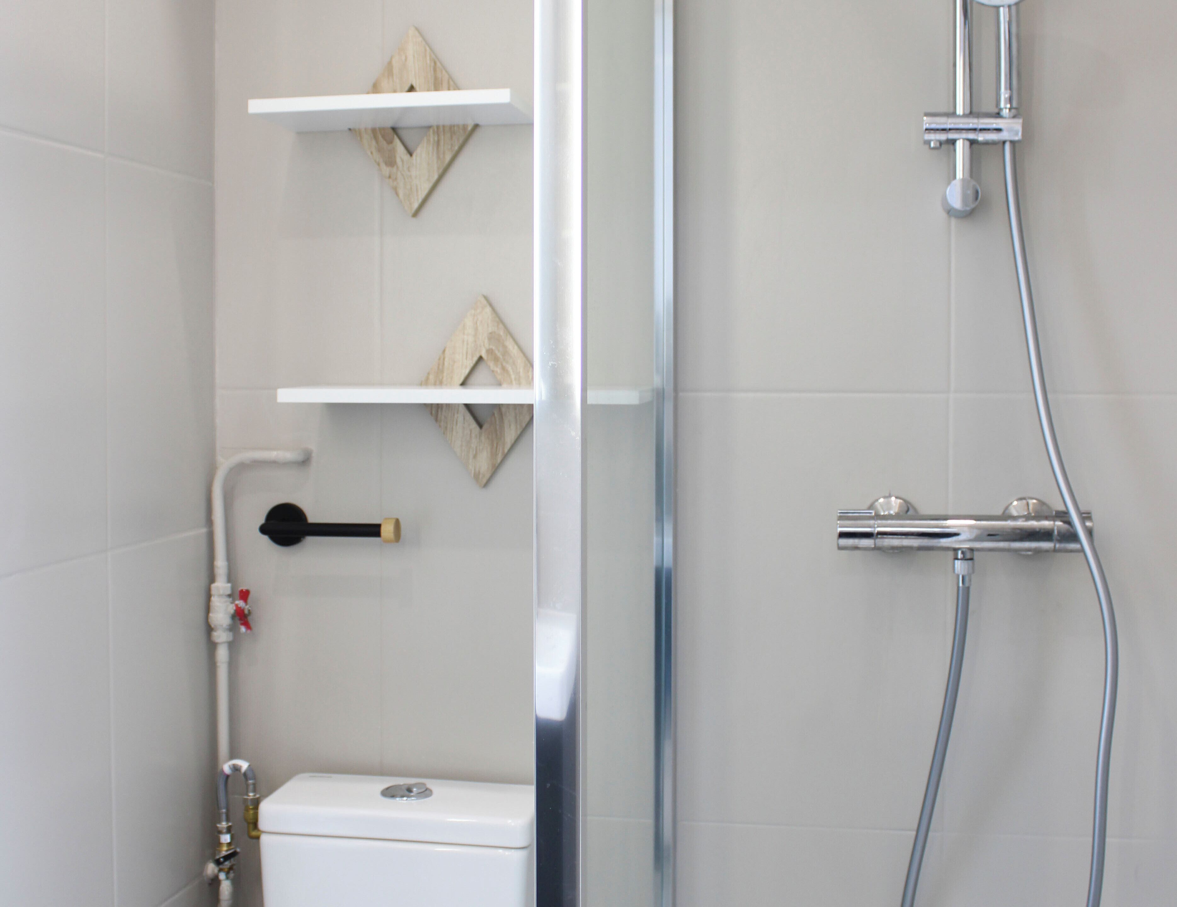 Dusche, Haartrockner, Handtücher