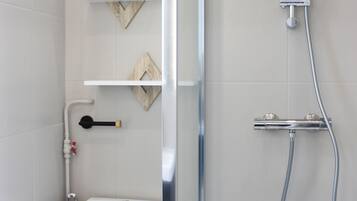 Dusche, Haartrockner, Handtücher