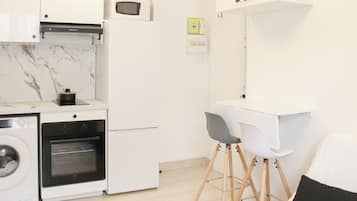 Fridge, microwave, oven, coffee/tea maker