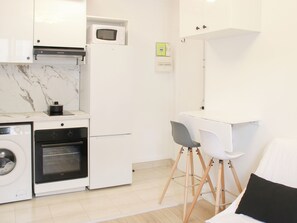 Kühlschrank, Mikrowelle, Ofen, Wasserkocher mit Kaffee-/Teezubehör