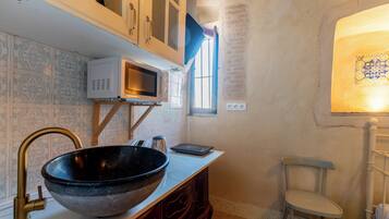 Een koelkast, een magnetron, een broodrooster