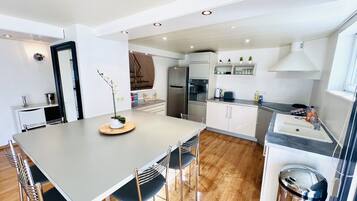 Een koelkast, een microgolfoven, een oven, een vaatwasser