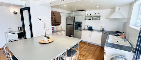 Frigorífico, microondas, horno y lavavajillas