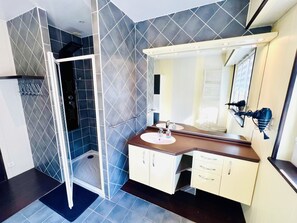 Douche, sèche-cheveux