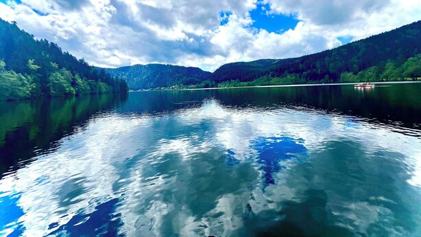 A calm lake with reflections of the sky and surrounding forest. - House in the quiet city center ! (Gérardmer)