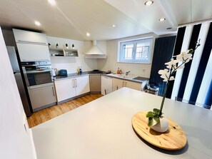 Jääkaappi, mikroaaltouuni, uuni, astianpesukone