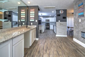 冷蔵庫、電子レンジ、オーブン、コンロ