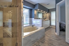 Een haardroger, handdoeken, zeep, shampoo