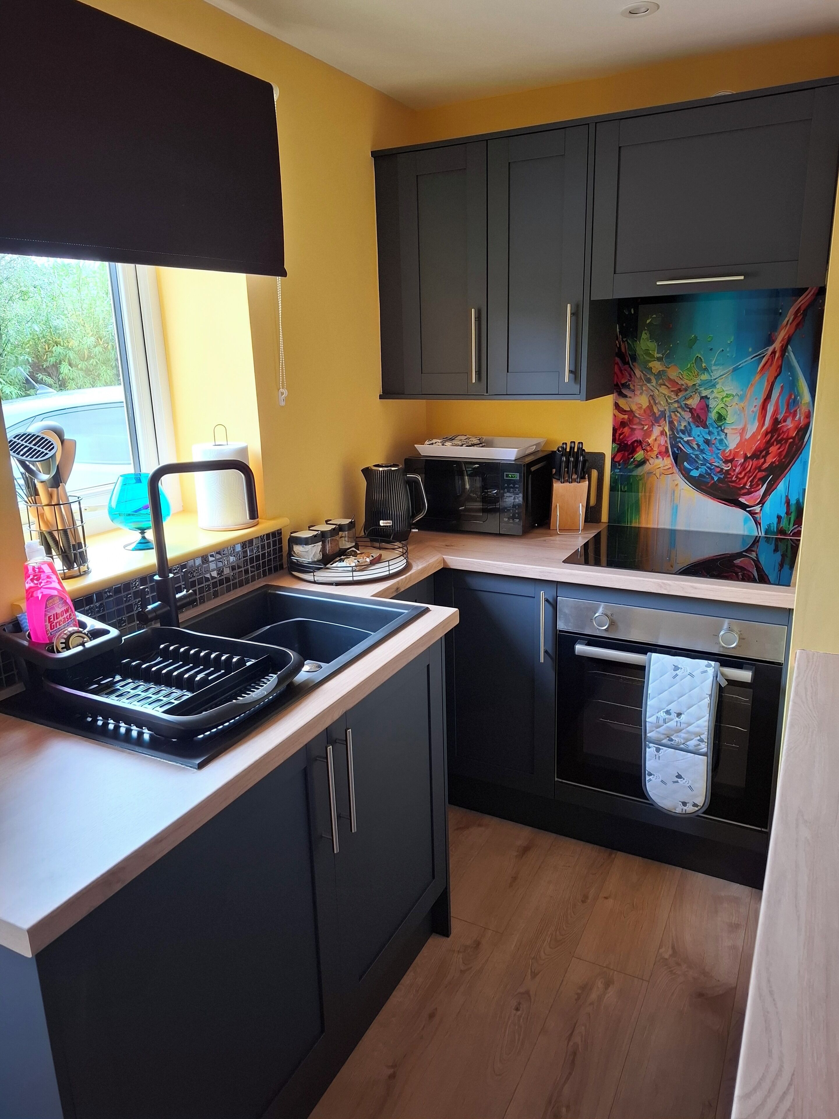 Geladeira, micro-ondas, fogão, cooktop