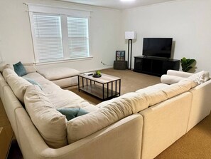 Een smart-tv en een stereo