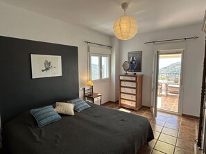 3 bedrooms, iron/ironing board, travel cot, free WiFi
