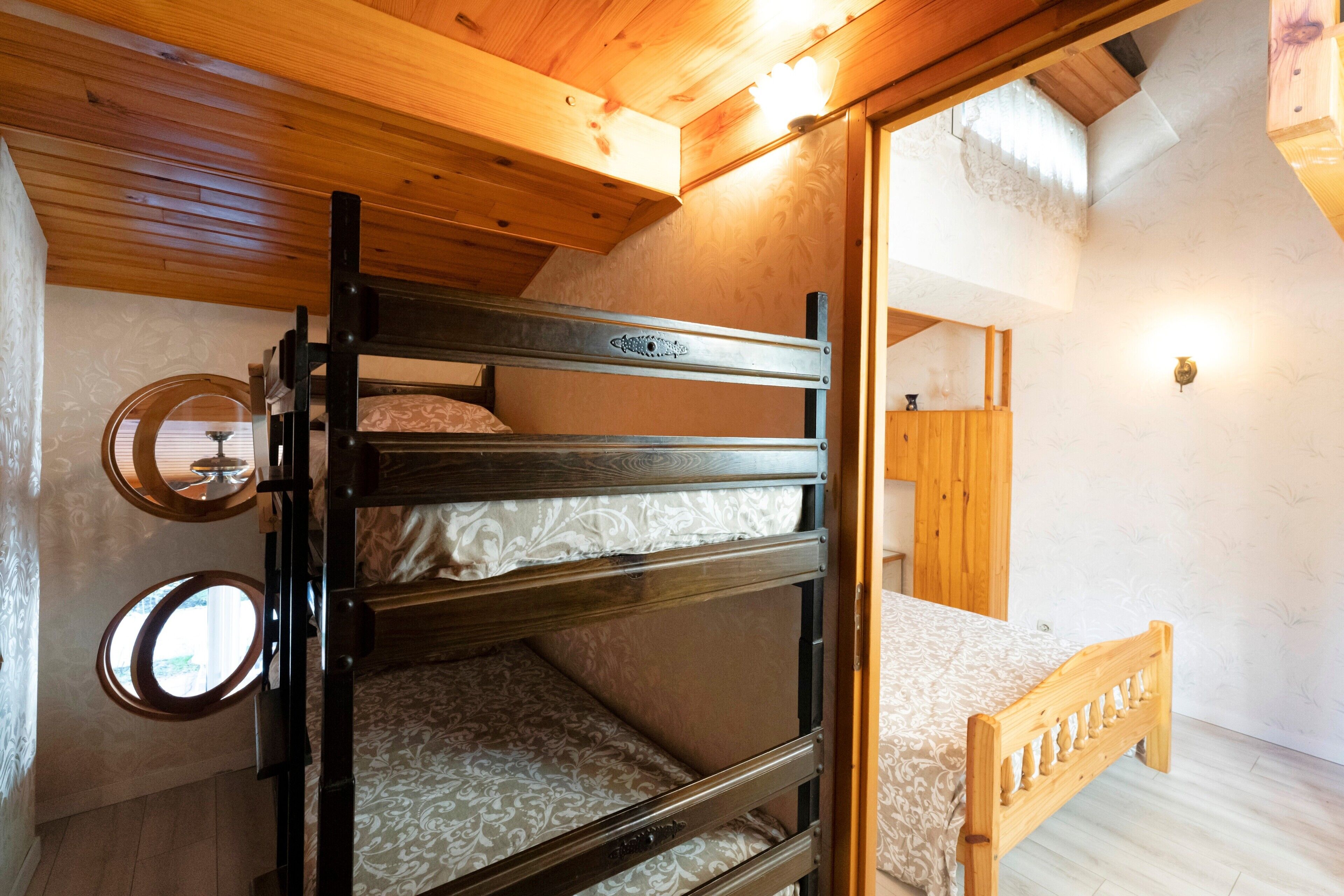 1 bedroom, bed sheets