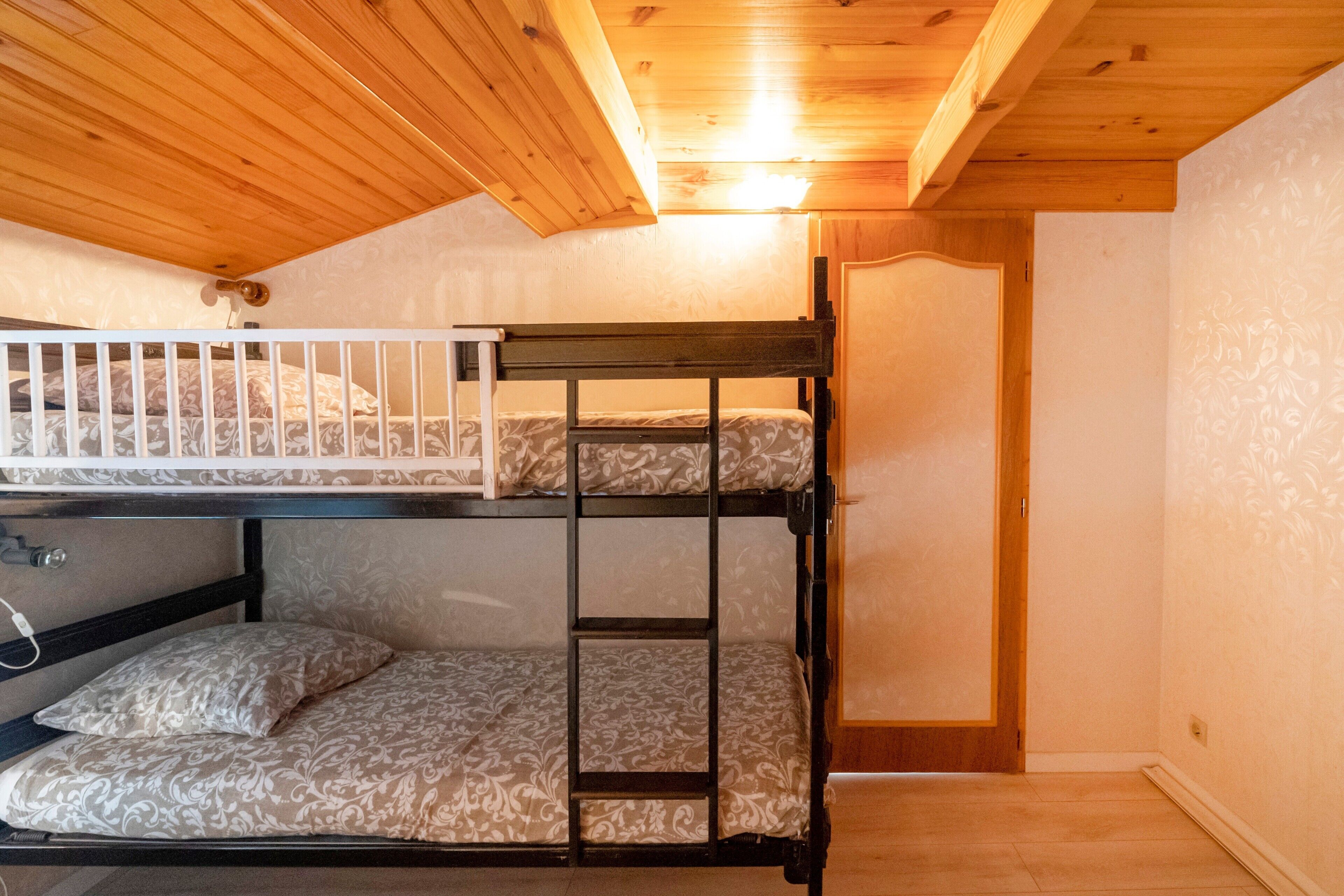 1 bedroom, bed sheets