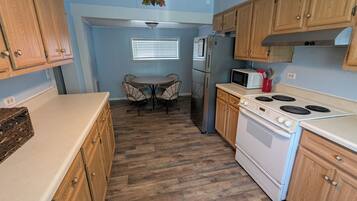 冷蔵庫、電子レンジ、オーブン、コンロ