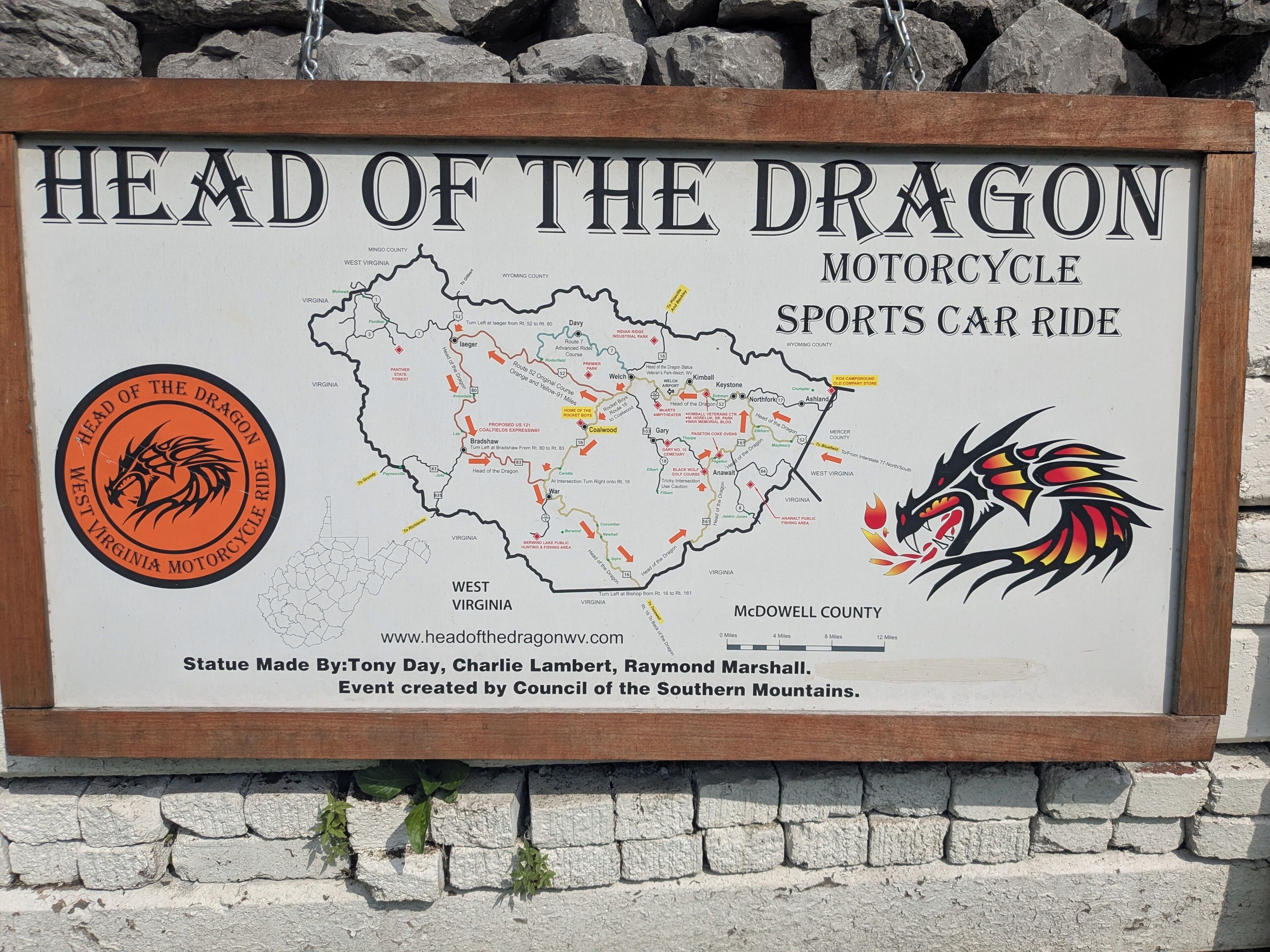 Señal para el paseo en coche deportivo y motocicleta Cabeza de Dragón, con mapa y detalles del evento.