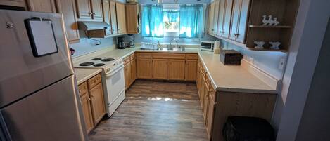 Jääkaappi, mikroaaltouuni, uuni, liesi