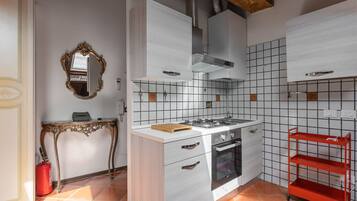 Refrigerador, utensilios de cocina, mesa de comedor