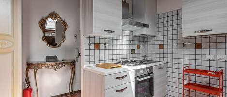 Refrigerador, utensilios de cocina, mesa de comedor