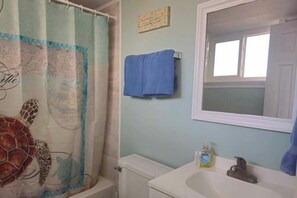 Hiustenkuivaaja, pyyhkeet, saippua, vessapaperi