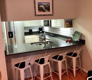 Mikrobølgeovn, ovn, kokeplater og oppvaskmaskin