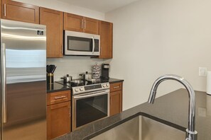 Fridge, microwave, stovetop, dishwasher