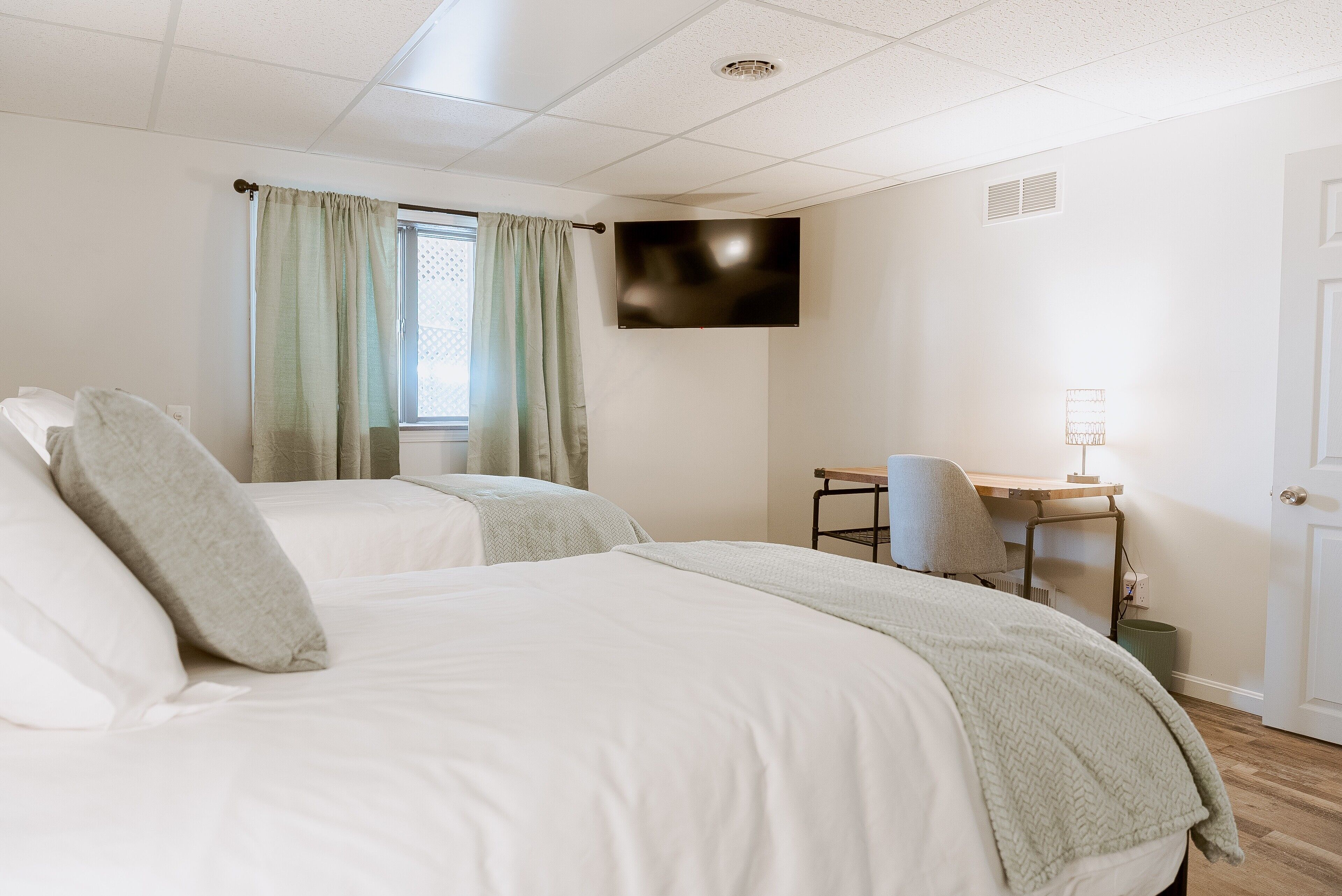 2 عدّة غرف نوم وخزنة داخل الغرفة ومكتب ومكواة/لوح كي