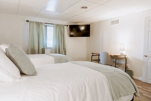 2 sovrum, värdeförvaringsskåp på rummet och skrivbord