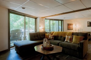 Smart-TV, peis, bordtennis og bøker