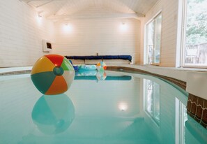 Innendørsbasseng og et oppvarmet basseng