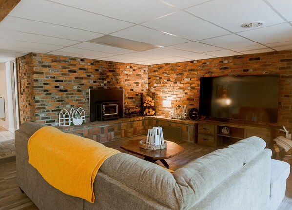 Älytelevisio, takka, pöytätennispöytä, kirjoja