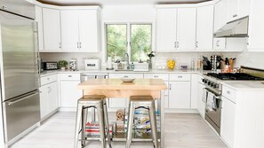 Een microgolfoven, een oven, een kookplaat